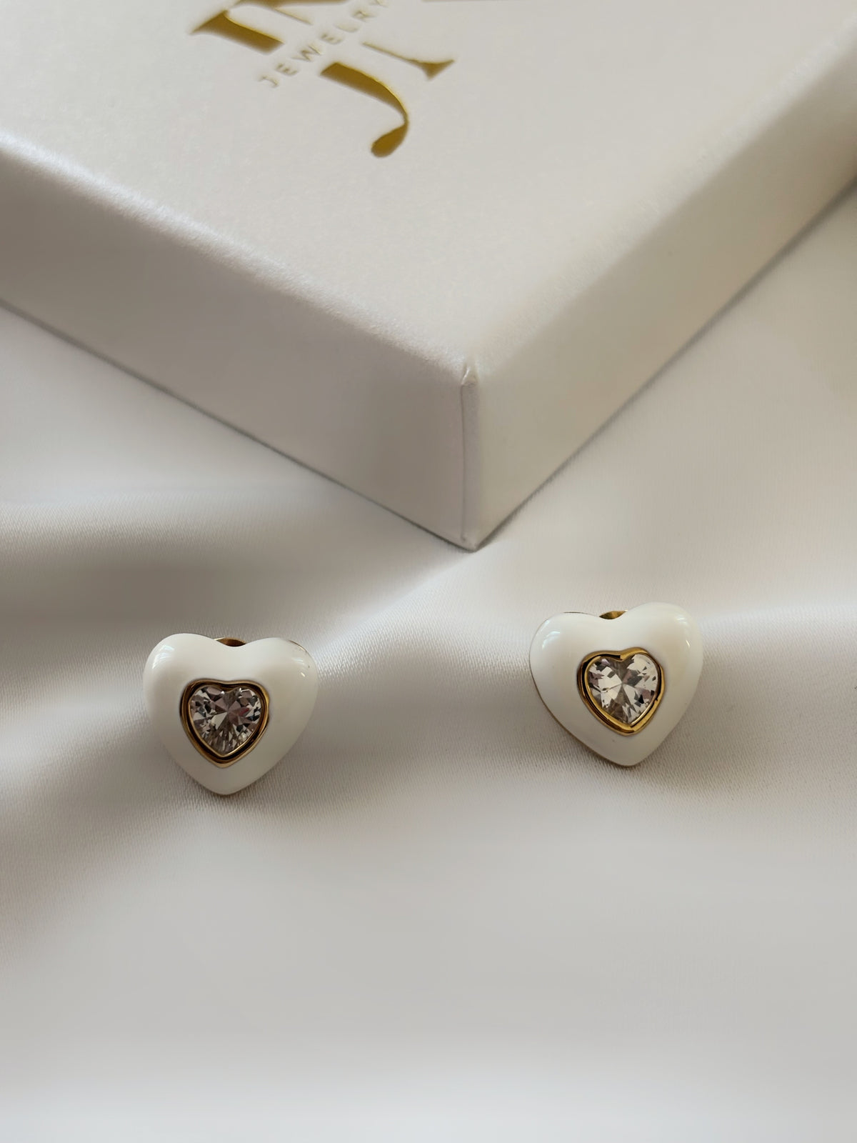 Orecchini CUORE smaltati bianchi con cristallo