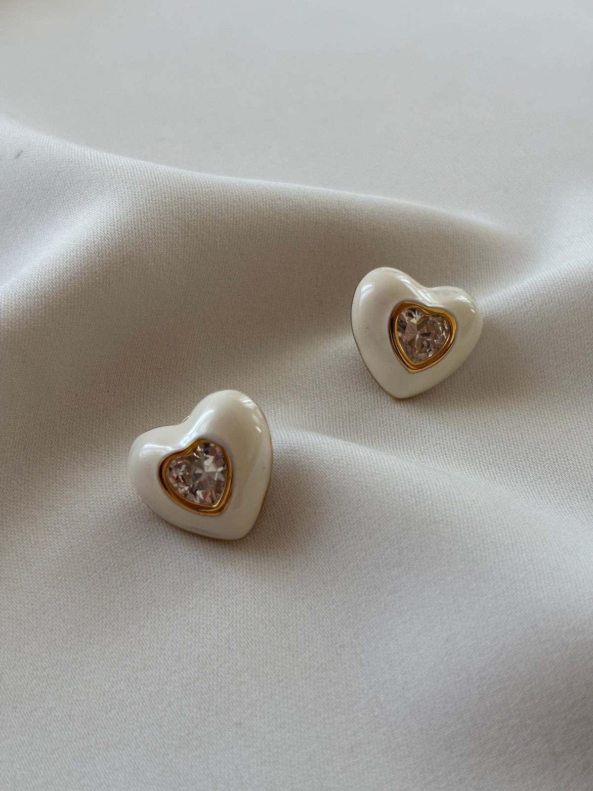 Orecchini CUORE smaltati bianchi con cristallo