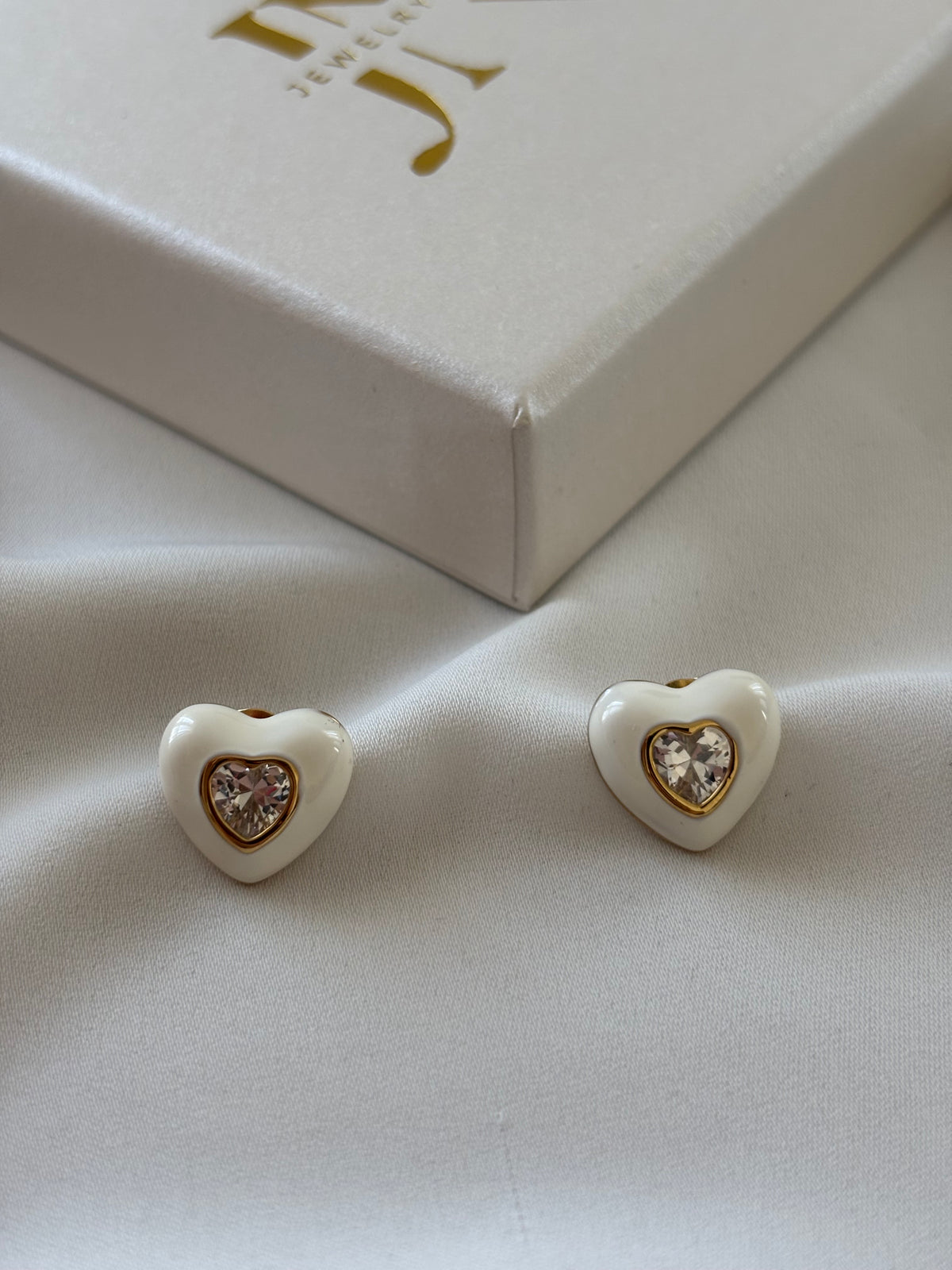 Orecchini CUORE smaltati bianchi con cristallo