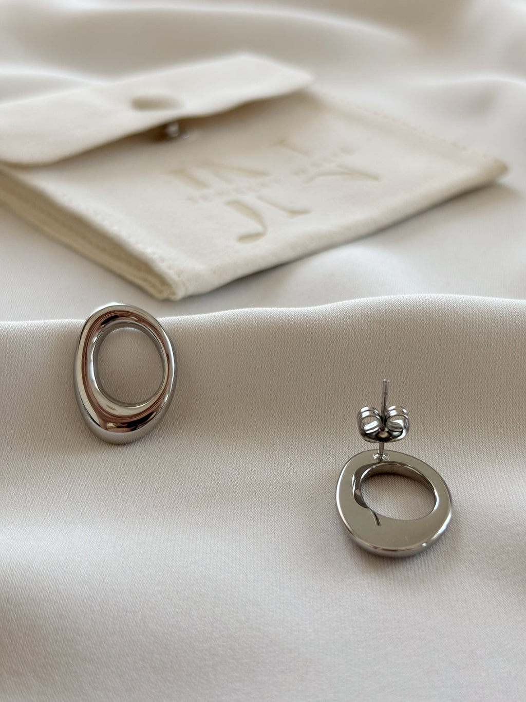 Orecchini OVALE ASSIMETRICO SILVER