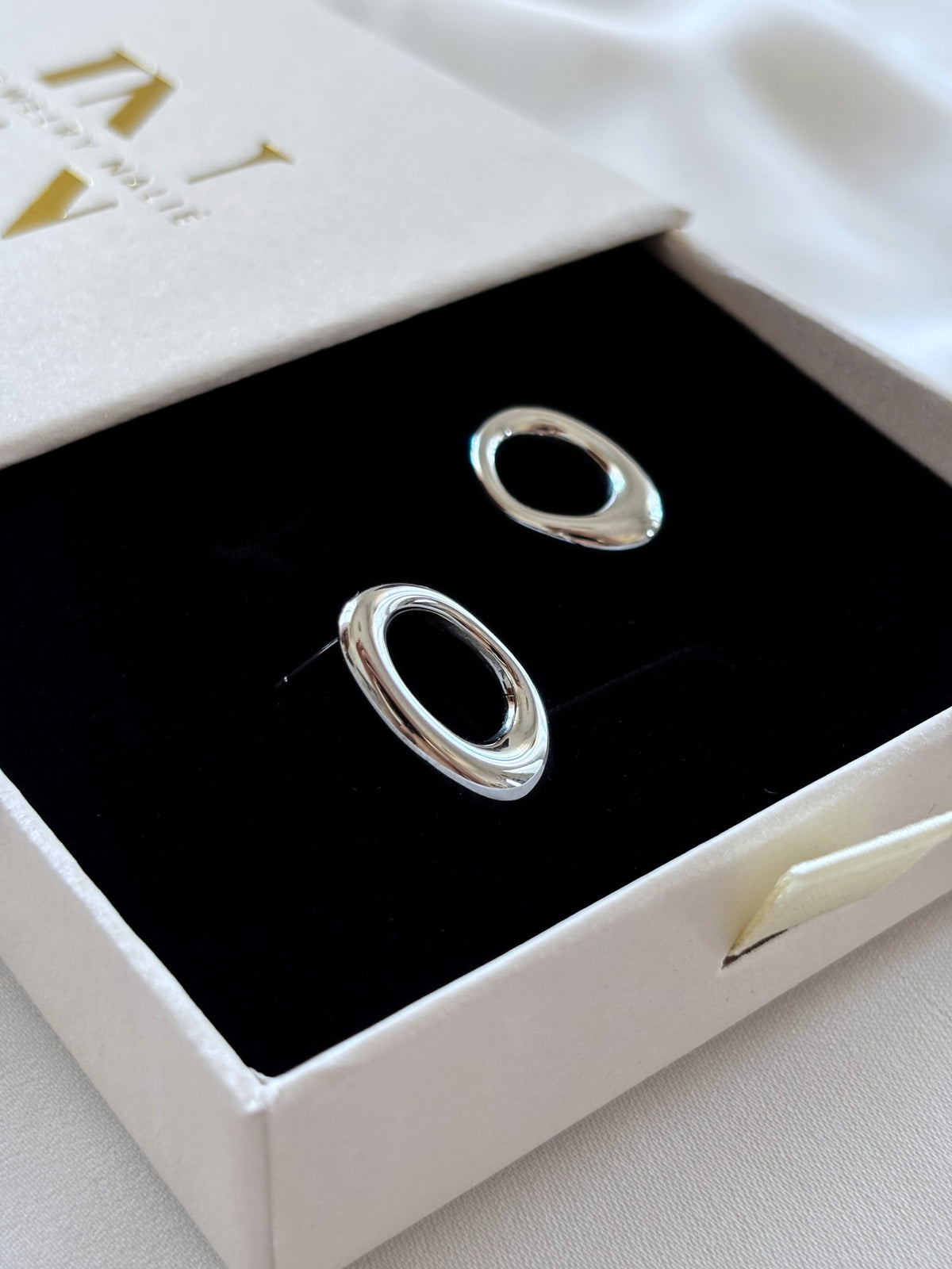 Orecchini OVALE ASSIMETRICO SILVER