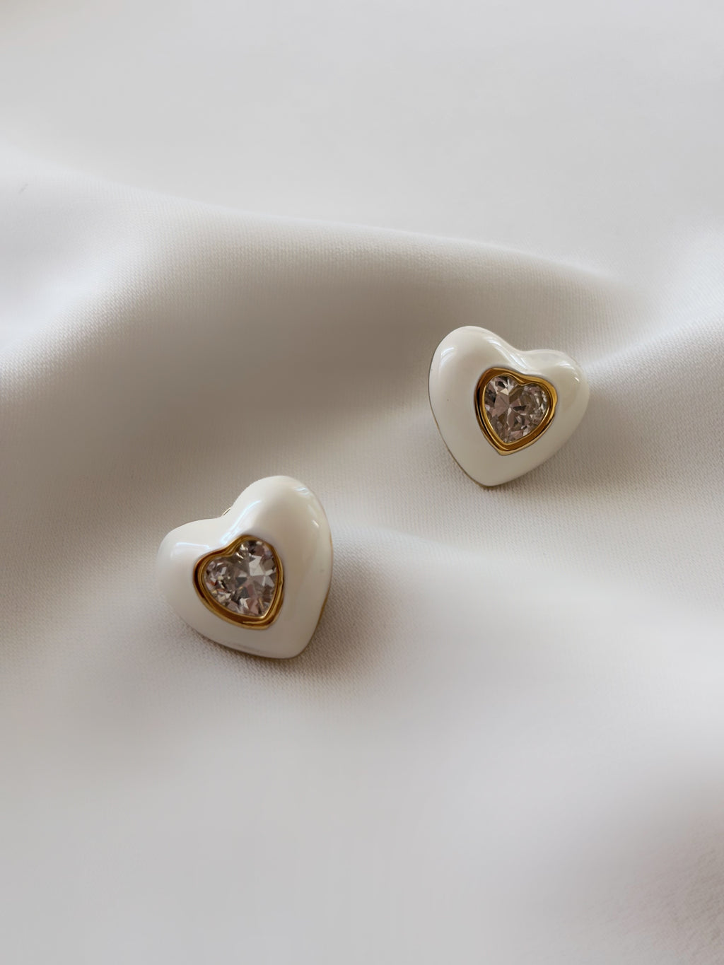 Orecchini CUORE smaltati bianchi con cristallo