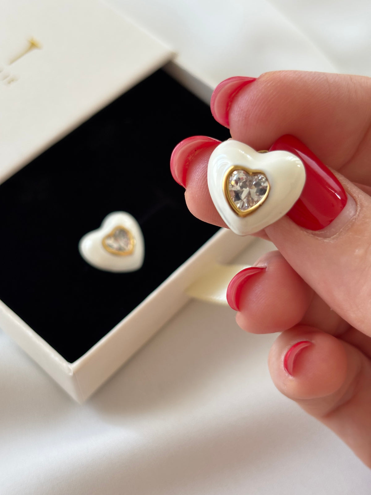 Orecchini CUORE smaltati bianchi con cristallo